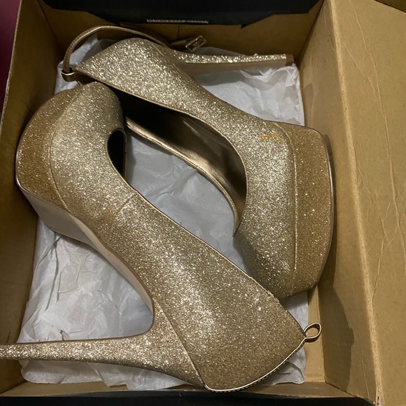 Aldo Gold Heels - Picture 1 of 3